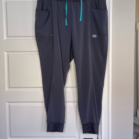 ELEVATE by IRG Scrubs (3 pieces) - Picture 4 of 9